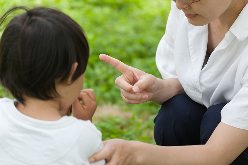 親に怒られる子どもの画像