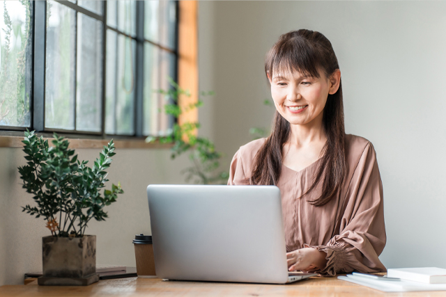 オンライン講座を受講する50代女性